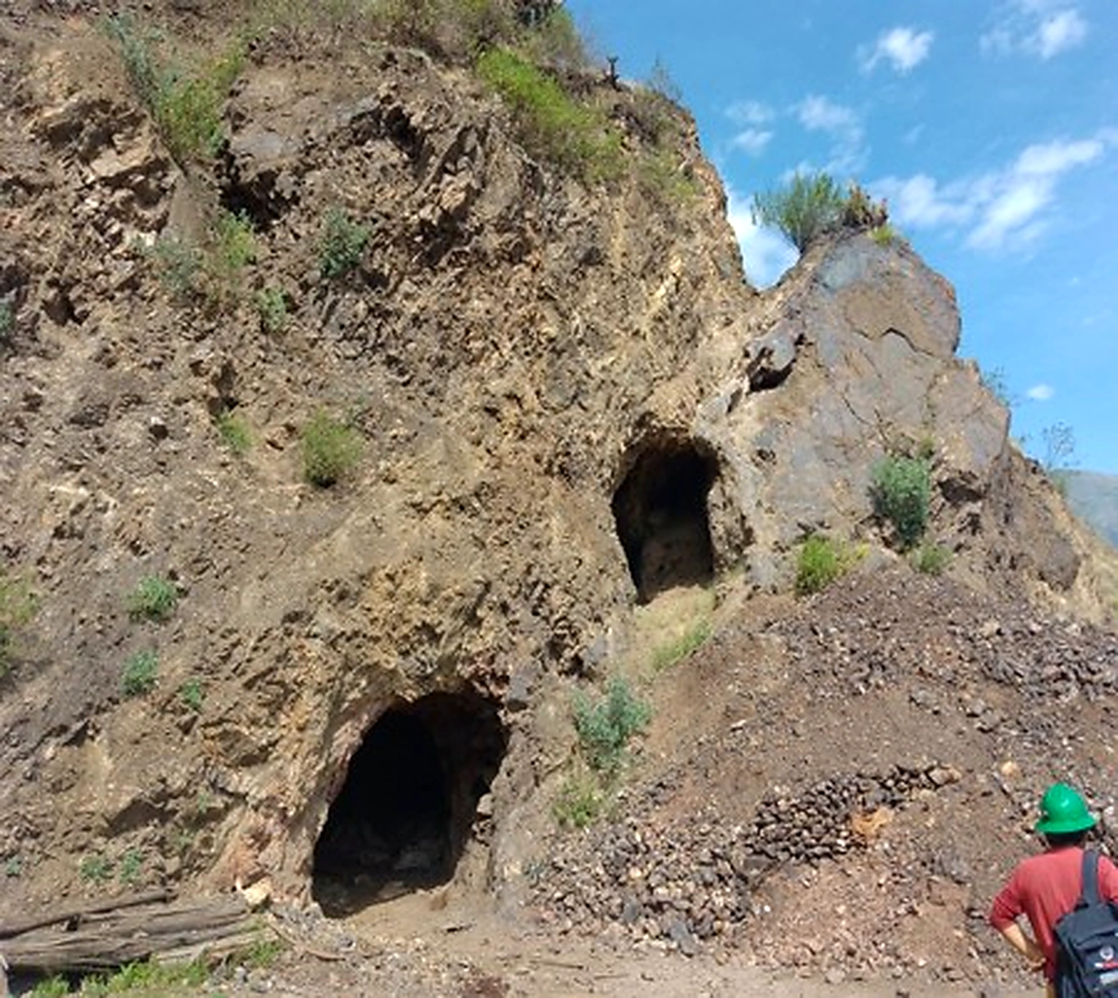 Portal de Acceso a Socavón en Macizo Rocoso